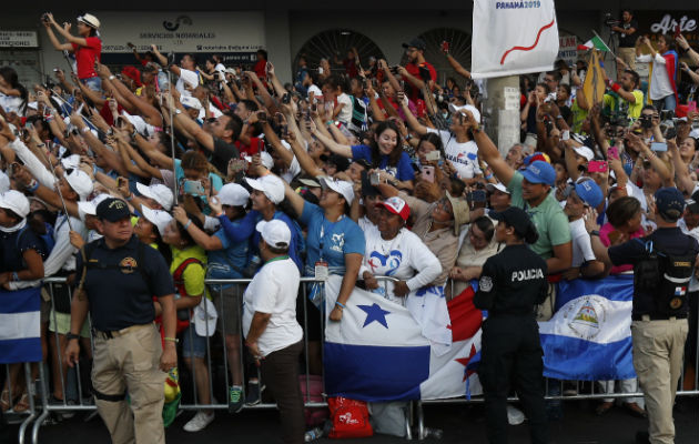 Peregrinos de todo el mundo festejaron junto a los panameños llegada del papa Francisco. Foto: EFE/AP