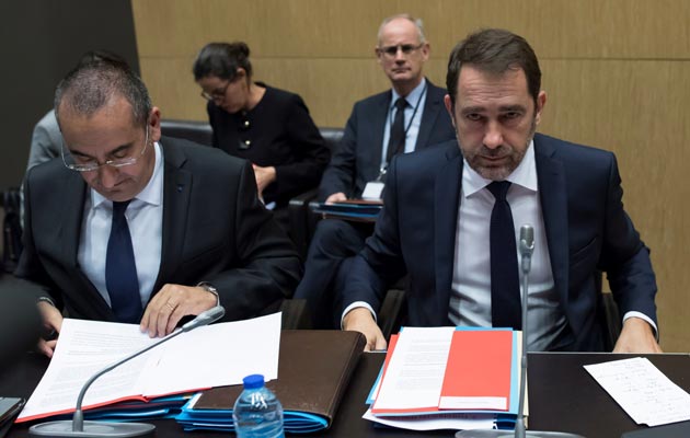  El ministro del Interior de Francia, Christophe Castaner (d), y el secretario de Estado del Interior, Laurent Nunez (i), a su llegada a una audiencia parlamentaria para investigar la actuación policial durante las protestas de los 
