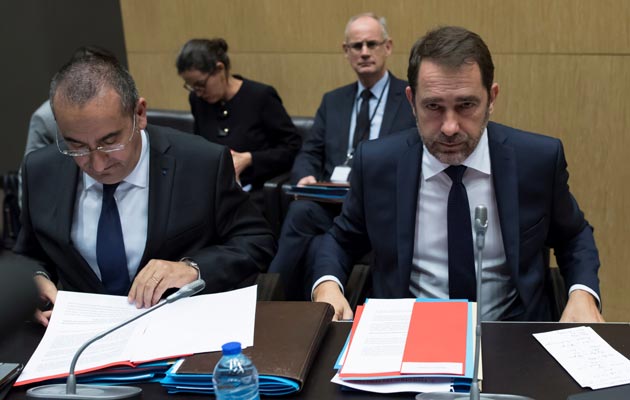 El ministro del Interior de Francia, Christophe Castaner (d), y el secretario de Estado del Interior, Laurent Nunez (i), a su llegada a una audiencia parlamentaria para investigar la actuación policial durante las protestas de los