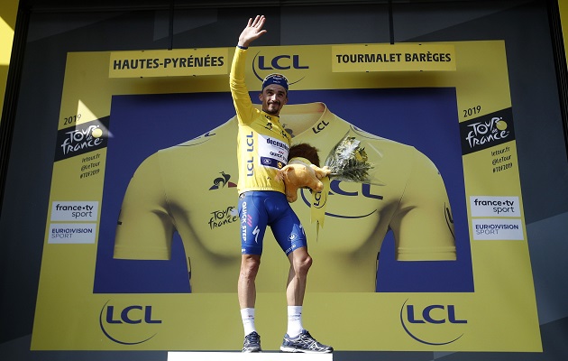 Julian Alaphilippe en la premiación.