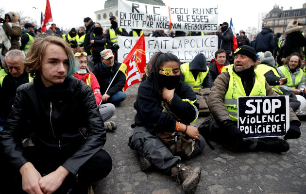 La manifestación parisina vivió altercados entre manifestantes y policía, que lanzó gases lacrimógenos y pelotas de goma, en la céntrica plaza de la República.