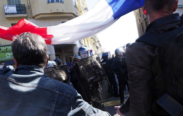 Tanto en la cabeza como en la cola del desfile, los antidisturbios fueron acompañados de furgones que circulaban a su lado. 