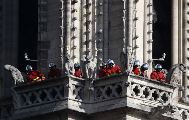 El papa ya envió ayer un mensaje personal al arzobispo de París, Michel Aupetit, y durante la tarde mantuvo una conversación telefónica con el presidente francés, Emmanuel Macron, y le trasladó su 