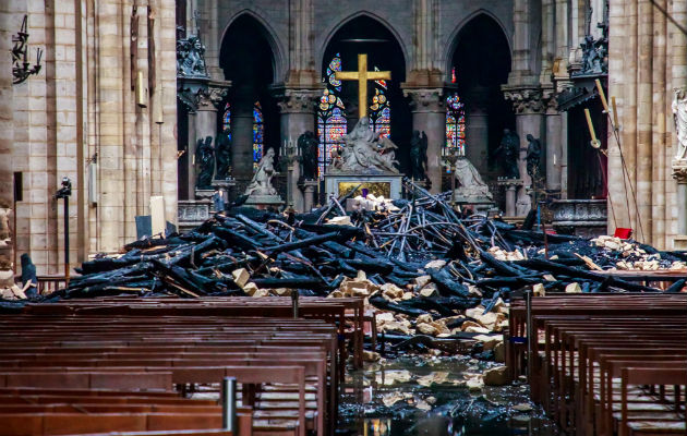 l papa Francisco deseó hoy que la reconstrucción de la catedral de Notre Dame de París 