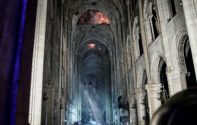 Habrá que limpiar el barrio y la catedral contaminados por el plomo que recubría la cubierta y la aguja de Viollet-le-Duc y que se fundió por las llamas que llegaron a alcanzar los 800 grados de temperatura, y de cuyo origen aún 