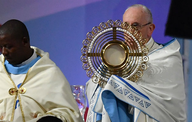 Realiza vigilia con los jóvenes en el Campo Santo Juan Pablo II.