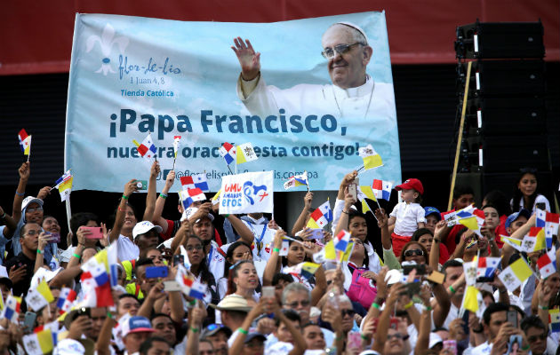 Panameños reciben al papa Francisco. Foto: EFE/AP
