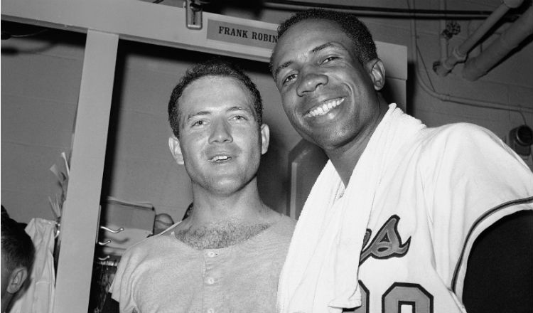 Dave McNally (izq.) y Fran Robinson con los Orioles en 1966. Foto:AP