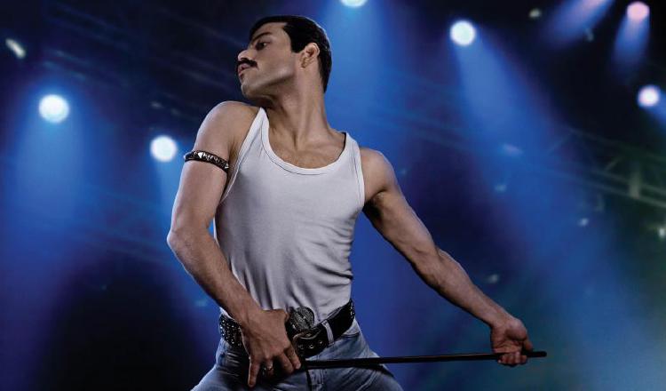El actor Rami Malek, interpretando a Freddy Mercury. 