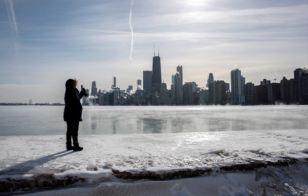  Una mujer toma fotos sobre el congelado lago Michigan este jueves, en Chicago (EE.UU.). Foto/EFE