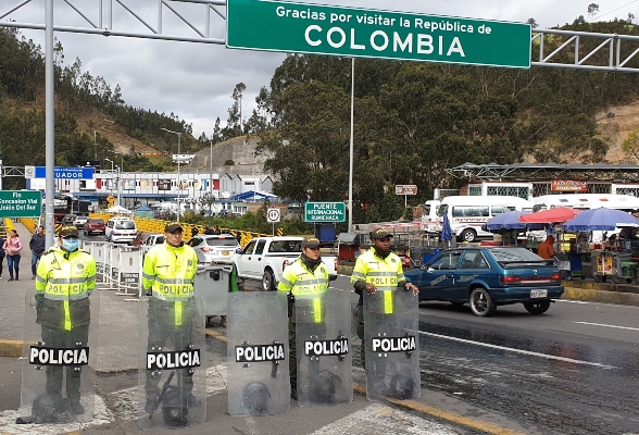 Policías colombianos montan guardia para impedir el paso de migrantes venezolanos, este martes en el Puente Internacional de Rumichaca, frontera entre Colombia y Ecuador. FOTO/EFE