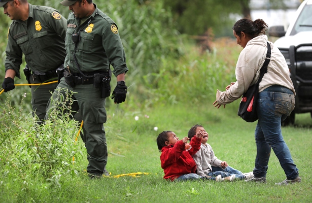 Una mujer hondureña con sus dos hijos trata de cruzar por el río Grande cerca de Eagle Pass, Texas. FOTO/AP