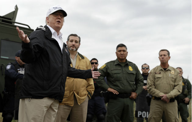 Trump en su gira por la frontera con México. Foto: AP.