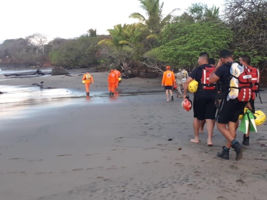 A la búsqueda del joven surfista se sumaron  los moradores y pescadores de la comunidad. Foto/Thays Domínguez