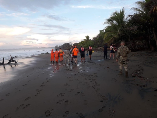 Unas 40 personas, entre miembros de la Fuerza de Tarea Conjunta, pescadores y surfistas se sumaron a la búsqueda de Jaramillo. Foto/Thays Domínguez