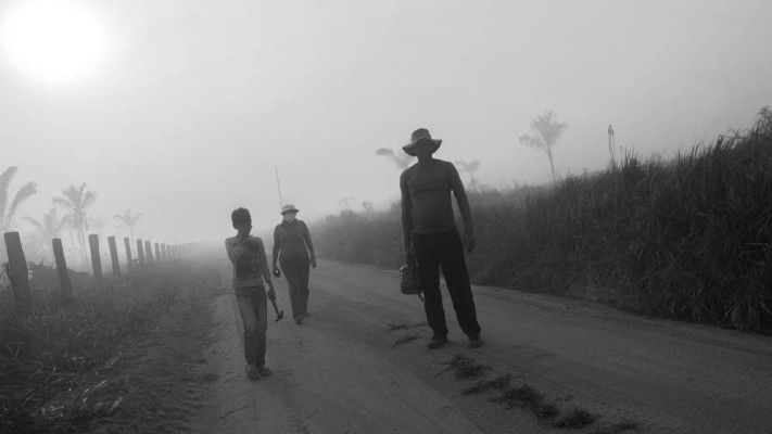 Una familia afectada por el humo producido por los incendios en la selva amazónica. Foto: EFE 