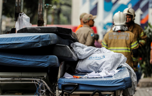 Los enfermos ingresados, varios de ellos de avanzada edad y en estado grave, fueron retirados en sus camas del hospital.