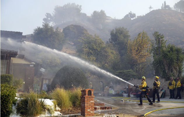 Bomberos combaten el fuego en una casa en