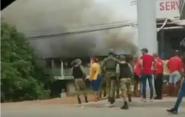 Los bomberos se apersonaron al lugar del siniestro. Foto: Diómedes Sánchez S.