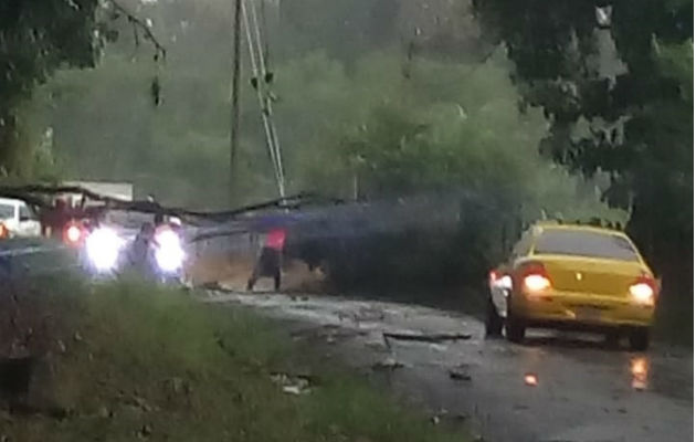 Fue obstruida la carretera principal que va hacia Bijagual. Foto: José Vásquez.