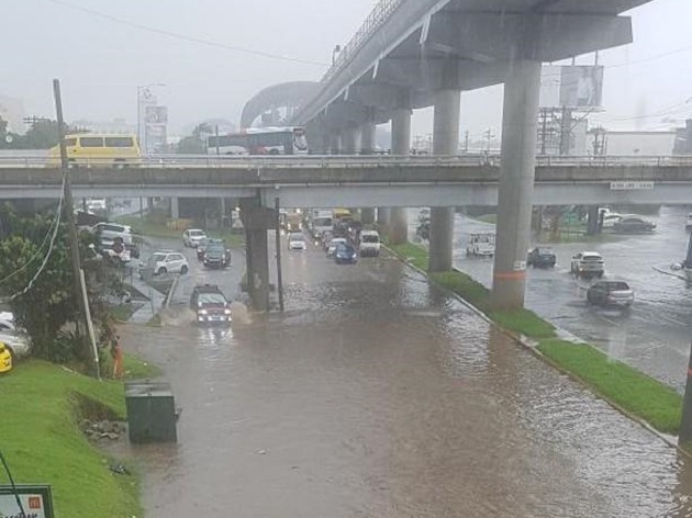 Avenida José Agustín Arango en Cerro Viento inundada tras fuerte lluvias.