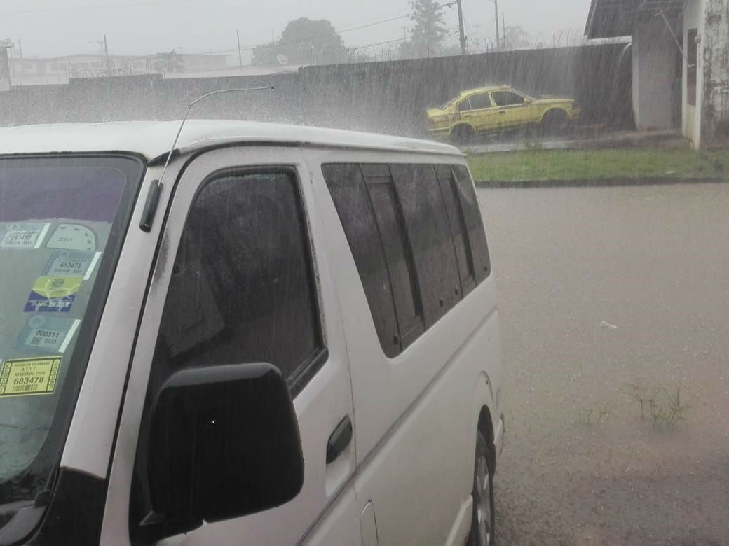 Las calles se inundaron por la fuerte lluvia. Foto: Diómedes Sánchez S.