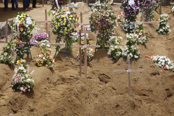 Montículos de tierra tras el entierro de algunas de las víctimas de los atentados en el cementerio Don David Katuwapitiya, durante el funeral múltiple celebrado en Colombo, Sri Lanka. El número de muertos en la serie de atentados en el Domingo de Resurrección en Sri Lanka contra iglesias y hoteles de lujo se elevó 310, mientras los heridos se mantienen en más de 500, según el último recuento facilitado por las autoridades locales en una jornada de luto nacional. FOTO/EFE