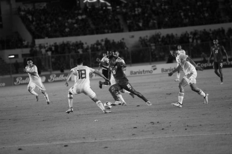 El fútbol es un agente de la sociedad de masas.  El mundo se dirige a la globalización y con este juego se está produciendo una especie de “gol-balización”. Foto: Archivo.