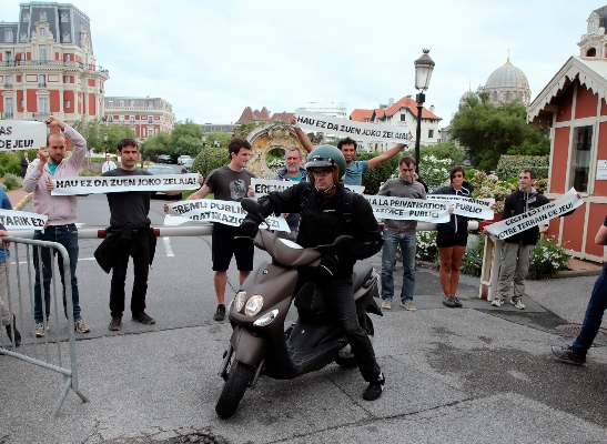 Los grupos en contra del G7 ya comienzan a protestar a pocos días para que lleguen los líderes mundiales. FOTO/AP 