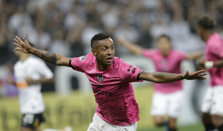 Gabriel Torres celebra su gol al Corinthians Foto AP