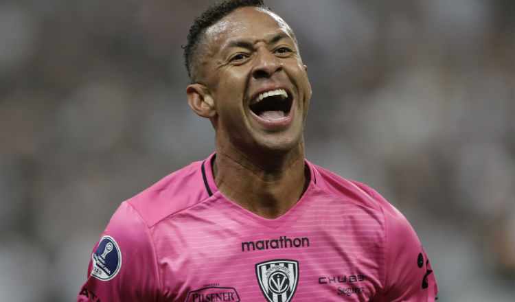 Gabriel Torres celebra su gol al Corinthians Foto AP