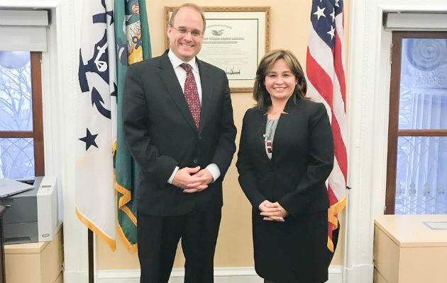 Marshall Billingslea, presidente del Grupo de Acción Financiera Internacional (Gafi) junto a la procuradora Kenia Porcell. Foto/Cortesía