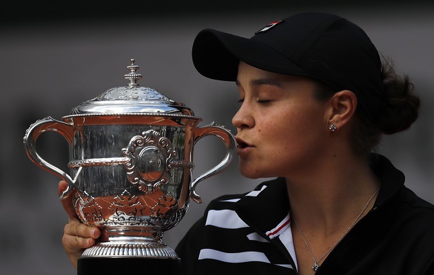 Ashleigh Barty con su trofeo.