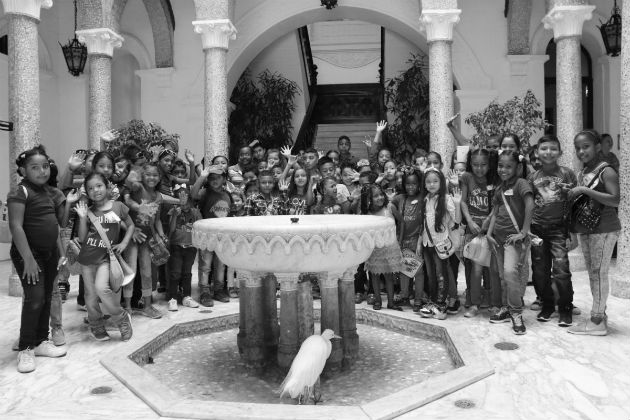 En foto de archivo, una visita de niños al Palacio de las Garzas. La llegada de las garzas a la casa presidencial, se produce durante el tercer periodo del  mandato del presidente Belisario Porras  (1920-1924). Foto Cortesía.