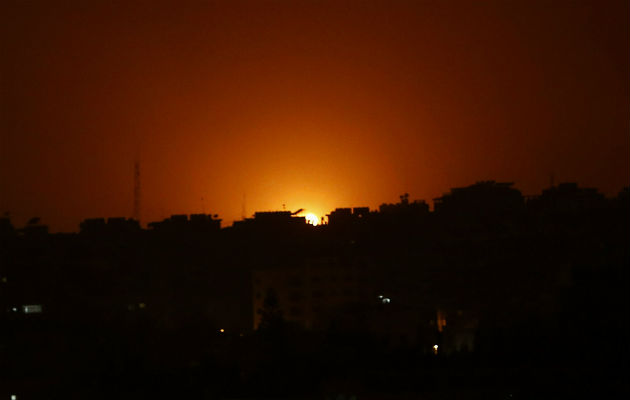 Una explosión en Gaza tras un ataque aéreo israelí este jueves en represalia por las hostilidades de los islamistas. Foto: AP. 