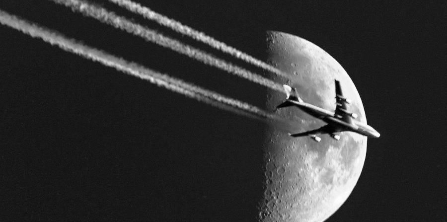 Algunos de los métodos de la geoingeniería se basan en la manipulación humana del clima, como usar aviones para que rocíen aerosoles de sulfato en la estratosfera. Foto: AP.