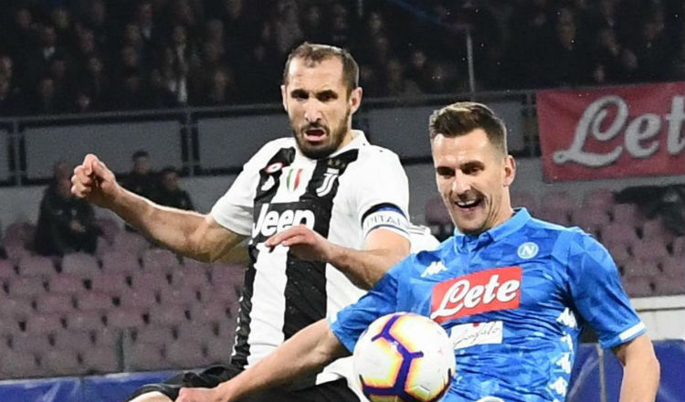 Giorgio Chiellini (izq), líder de la defensa de la Juve. Foto EFE