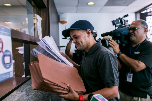 Un mensajero que representa a la Facultad de Derecho de la Universidad Interamericana de Puerto Rico presenta documentos relacionados con Pedro Pierluisi, recientemente jurado como gobernador de la isla, en San Juan, Puerto Rico. FOTO/AP