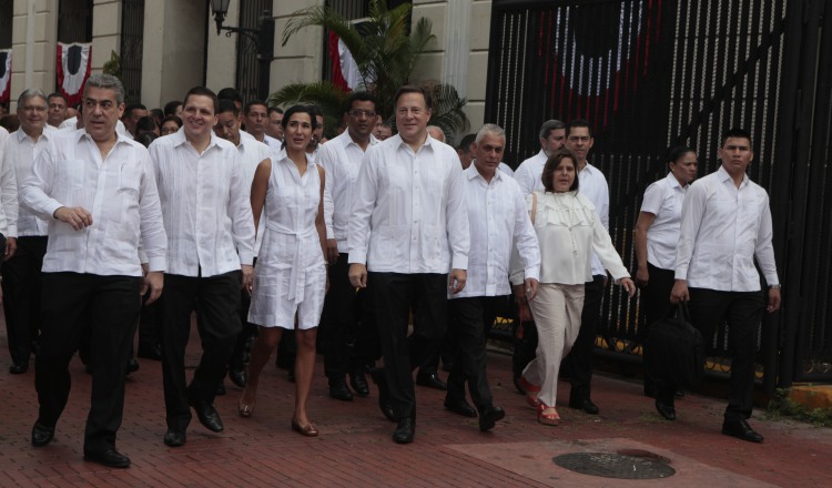 Un Gabinete diezmado acompañó al presidente a los actos conmemorativos por el Día de los Difuntos en la mañana de ayer. Víctor Arosemena
