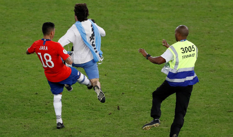 Gonzalo Jara patea al afcionado. Foto:AP