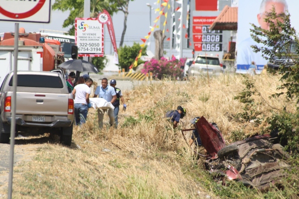 Esta tarea y las de levantamiento de evidencias requirió del cierre de los dos carriles de la vía Interamericana, por lo cual se originó un tranque vehicular que se extendió por varios kilómetros. Foto/Eric Montenegro