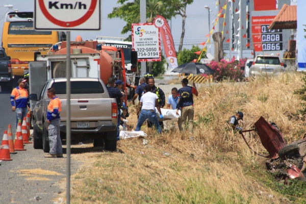 Esta tarea y las de levantamiento de evidencias requirió del cierre de los dos carriles de la vía Interamericana, por lo cual se originó un tranque vehicular que se extendió por varios kilómetros. Foto/Eric Montenegro