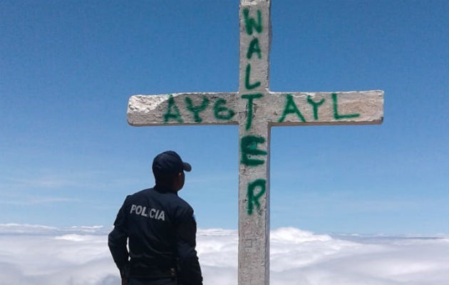 Los grafitis en la cruz de la cima del Volcán Barú se hizo viral en redes sociales. Foto: José Vásquez. 
