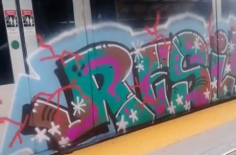 Pintan grafiti en el Metro de Panamá. 