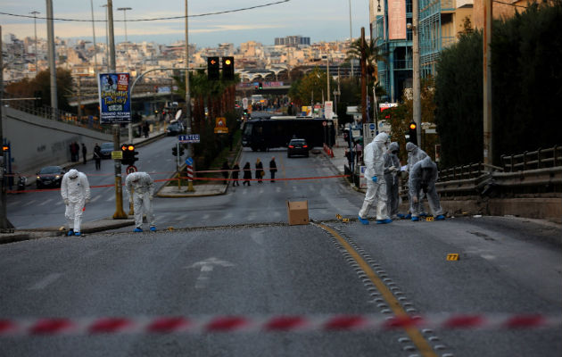 Agentes de la policía forense investigan el escenario de la explosión de una bomba frente al edificio de la cadena de televisión Skai, en Grecia. EFE