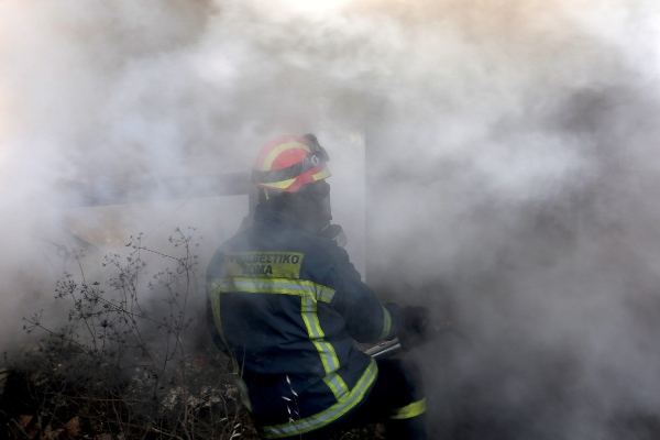 Según informó la Brigada de Bomberos, en las tareas de extinción participan 227 bomberos, con 75 vehículos y 11 medios aéreos. FOTO/AP