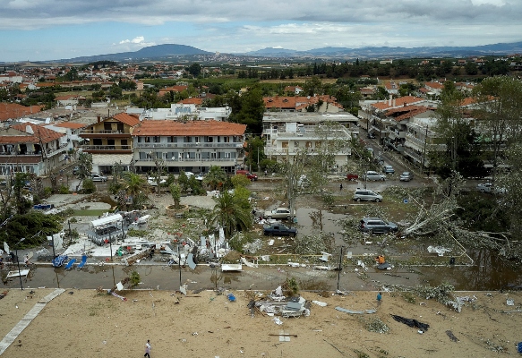La gente busca y limpia una plaza dañada después de una tormenta en el pueblo de Sozopoli en la región de Halkidiki, norte de Grecia. FOTO/AP