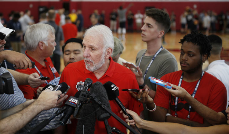 Gregg Popovich habla con la prensa Foto AP