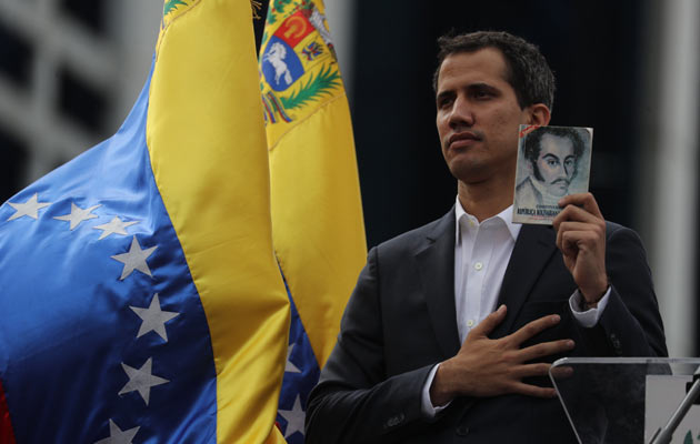 Juan Guaidó, juró ante miles de personas durante una concentración en Caracas. FOTO/EFE