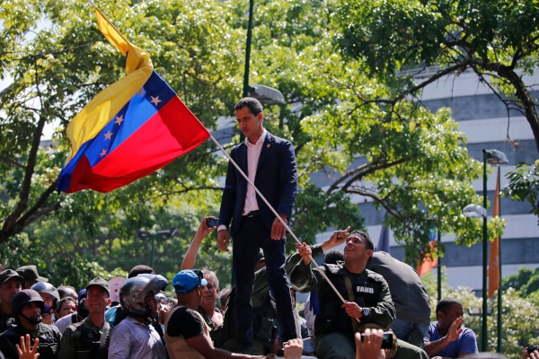 Juan Guiadó acompañado de Leopoldo López, habla con sus seguidores fuera de la Base Militar de La Carlota. FOTO/AP